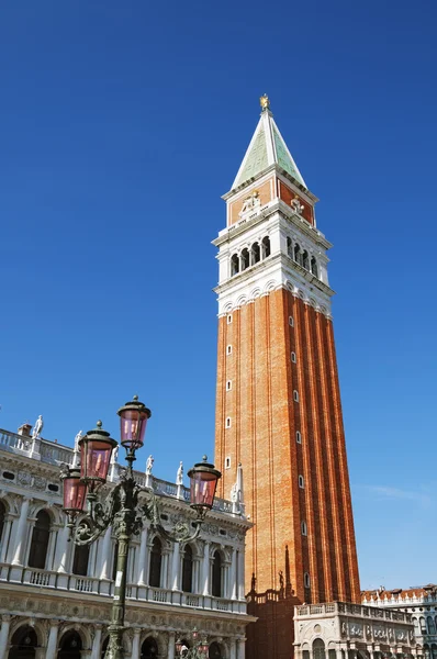 ヴェネツィア - イタリアのサンマルコ鐘楼 — ストック写真