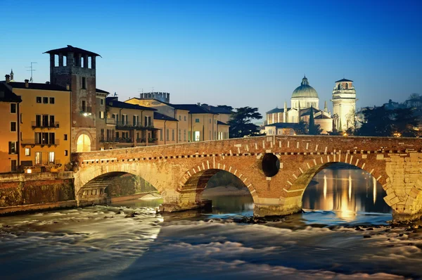 Понте Pietra, Верона - Італія — стокове фото