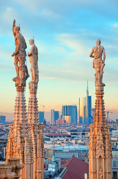 O horizonte de Milão da Catedral de Milão ("Duomo di Milano"). Itália . — Fotografia de Stock