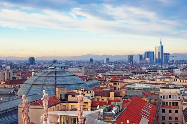 Milan skyline de "Duomo di Milano". Itália . Fotos De Bancos De Imagens Sem Royalties