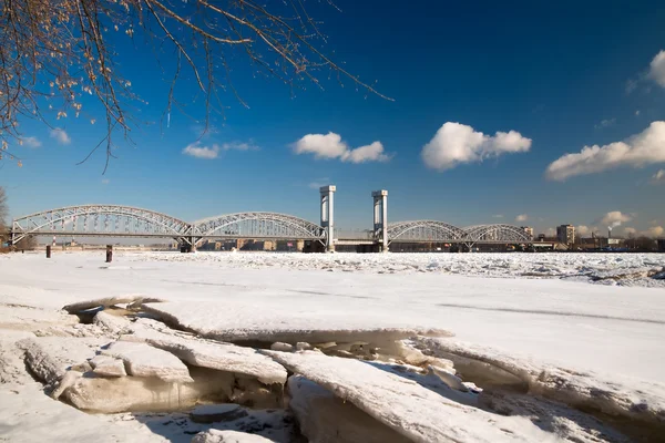 Most kolejowy nad Newę. dżem lodu. St. petersburg — Zdjęcie stockowe