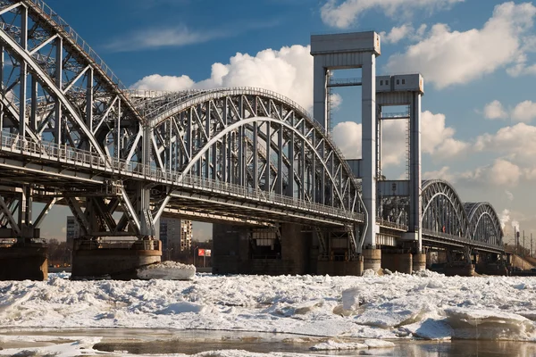 Järnvägen överbryggar över floden neva. s: t petersburg. Ryssland — Stockfoto