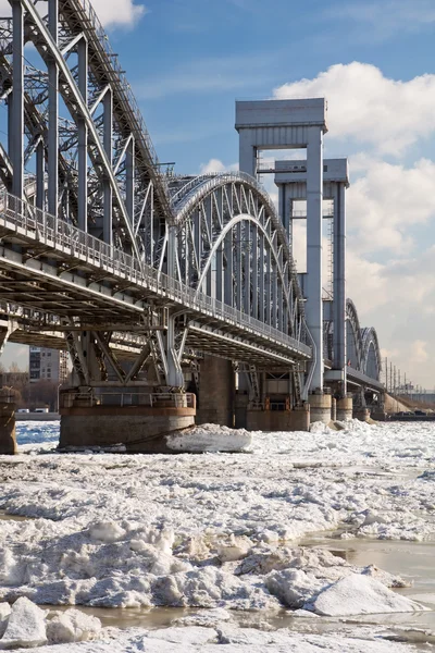 Järnvägen överbryggar över floden neva. s: t petersburg. Ryssland. — Stockfoto