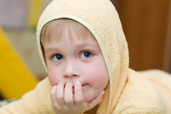 Um menino vestindo um manto depois de um banho . — Fotografia de Stock