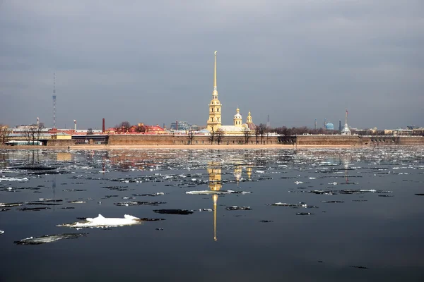Peter e Paul Fortress, no início da primavera. São Petersburgo. Russi. — Fotografia de Stock