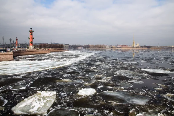 Dérive de glace sur la rivière Neva. Vue de la forteresse Saint-Pierre et Paul — Photo