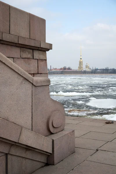 Graniet kade Vasilevski eiland op de achtergrond van het Fort — Stockfoto