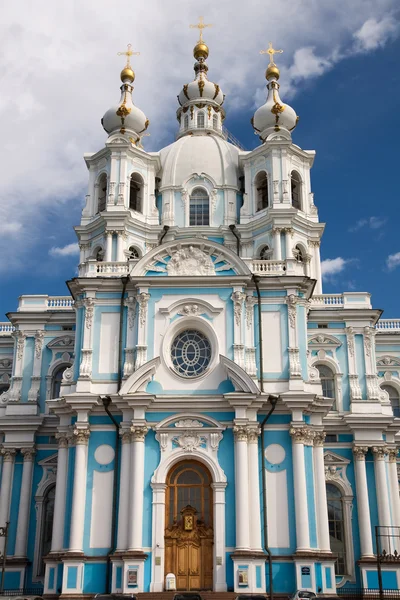 La façade de la cathédrale Smolny. Saint-Pétersbourg, Russie — Photo