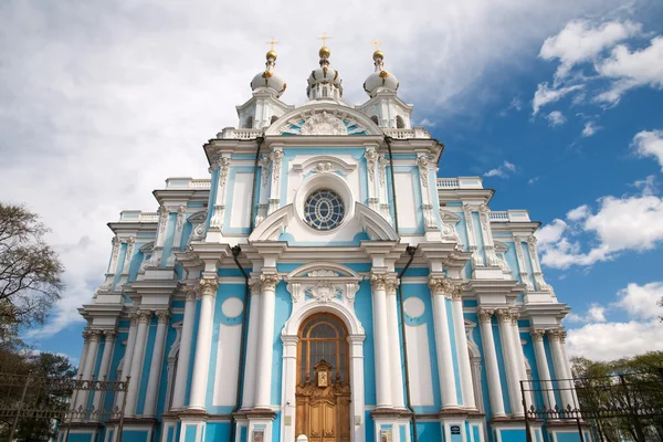 La façade de la cathédrale Smolny. Saint-Pétersbourg, Russie — Photo