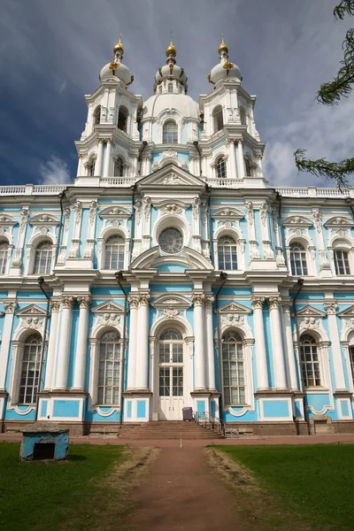 A fachada da Catedral de Smolny. São Petersburgo, Rússia — Fotografia de Stock