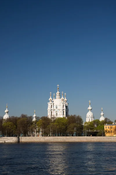 Cathédrale Smolny. La rivière Neva. Saint-Pétersbourg, Russie — Photo