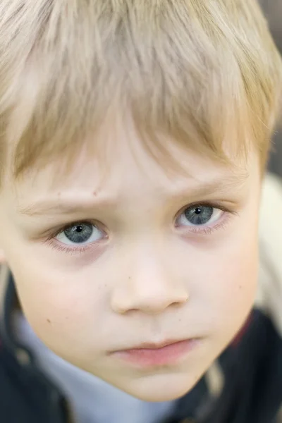 Üzgün küçük çocuk ciddi bir görünümünü portresi. — Stok fotoğraf