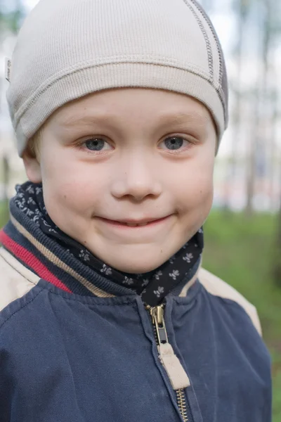 Portrait of a boy of five years. On a walk in the park. — Stock Photo, Image