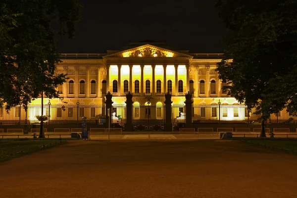Muzeum Rosyjskie, letnich nocy. St. petersburg, Federacja Rosyjska. — Zdjęcie stockowe