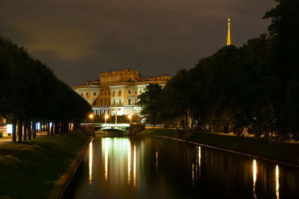 Michailowskij Burg. die Sommernacht. St. Petersburg, Russland — Stockfoto