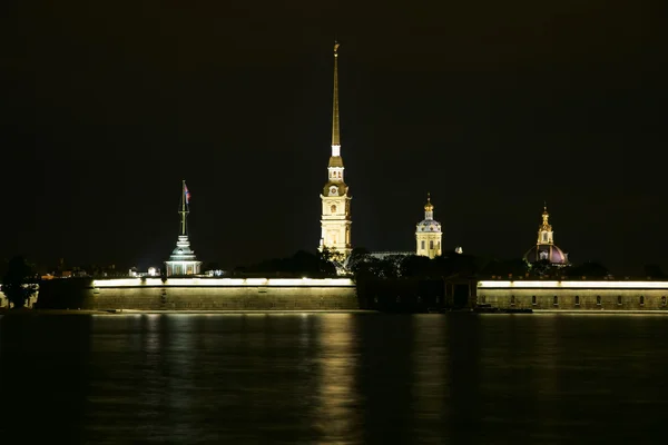 Typy v noci v Petrohradě. Petra a Pavla pevnosti. Russi — Stock fotografie