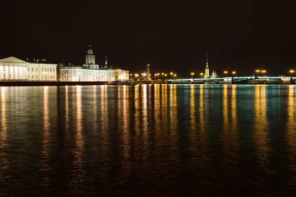 Noční pohled z Petrohradu. palác most. řeka Něva. Rusko — Stock fotografie