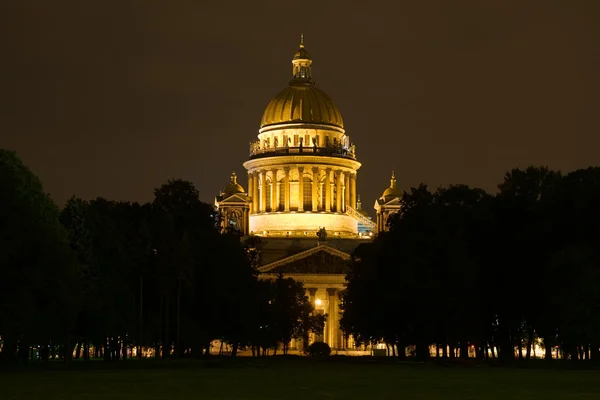 Vista noturna de São Petersburgo. Catedral de São Isaac. Rússia — Fotografia de Stock