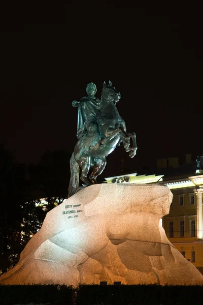 Vista nocturna de San Petersburgo. Monumento a Pedro el Grande. Rusia —  Fotos de Stock