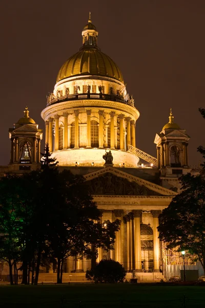St. Petersburg gece manzarası. St. Isaac's Katedrali. Rusya — Stok fotoğraf