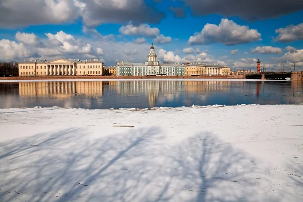 Spring in St. Petersburg. Drifting ice on the Neva. View of the — Stock Photo, Image