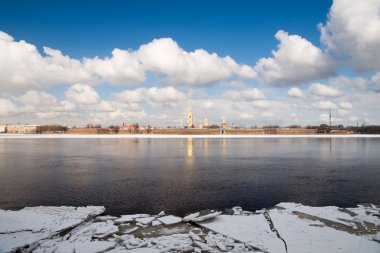 neva sürüklenen buzda. Peter ve paul fortress. St. petersbur