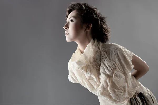 Mulher na moda moderna sobre cinza — Fotografia de Stock