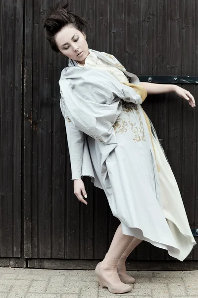 Moderna mujer de moda sobre gris — Foto de Stock