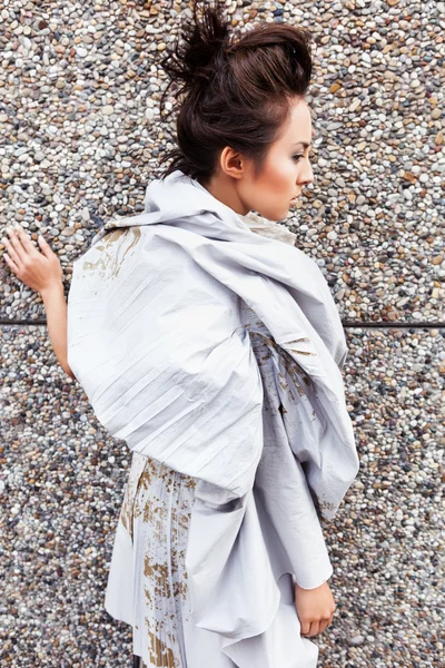 Donna alla moda moderna sopra grigio — Foto Stock