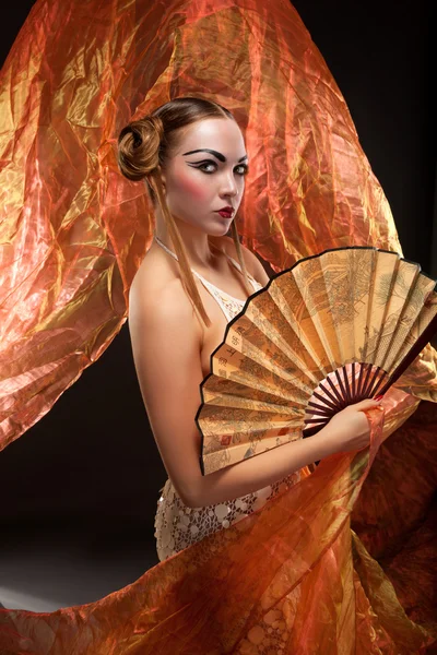Mooie jonge geisha girl — Stockfoto