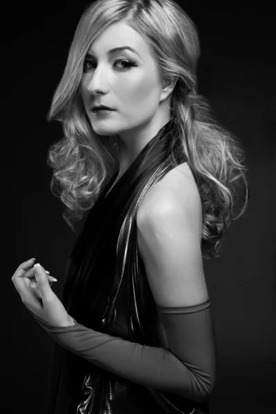 B&W Glamour portret van blonde vrouw — Stockfoto