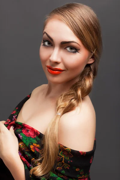 Ung kvinna i en huvudduk i rysk stil. — Stockfoto