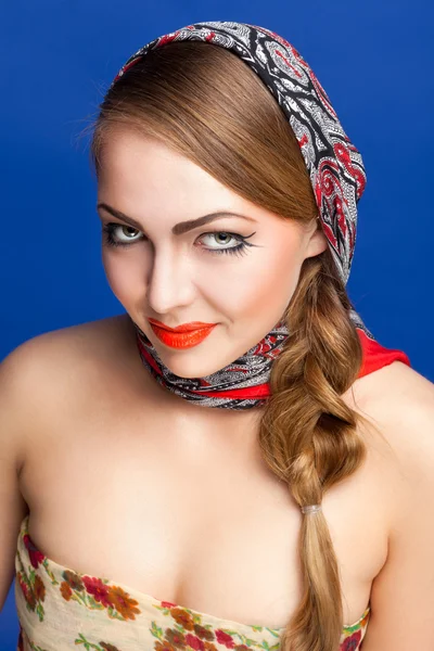 Mujer joven con un pañuelo en la cabeza al estilo ruso . —  Fotos de Stock
