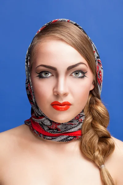 Νεαρή γυναίκα σε ένα μαντήλι στο ρωσικό στυλ. — Φωτογραφία Αρχείου