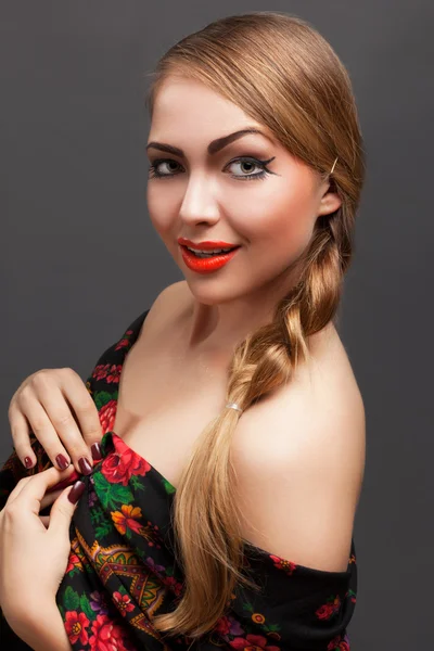 Giovane donna in un velo in stile russo . — Foto Stock