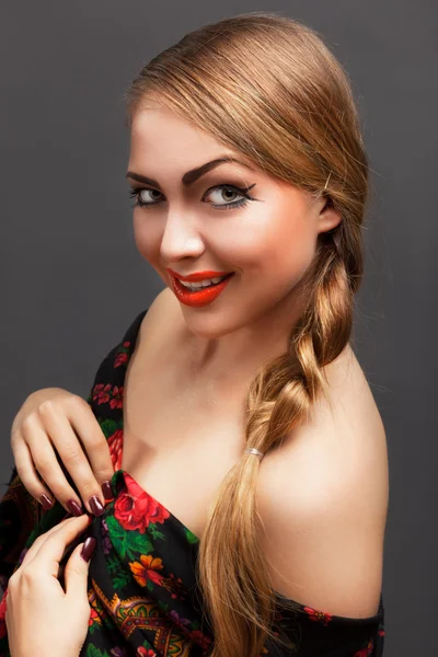 Mujer joven con un pañuelo en la cabeza al estilo ruso . — Foto de Stock