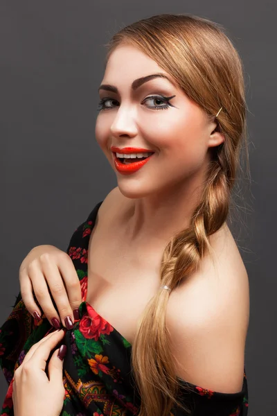 Junge Frau mit Kopftuch im russischen Stil. — Stockfoto