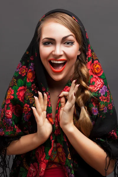 Jonge vrouw in een hoofddoek in de Russische stijl. — Stockfoto