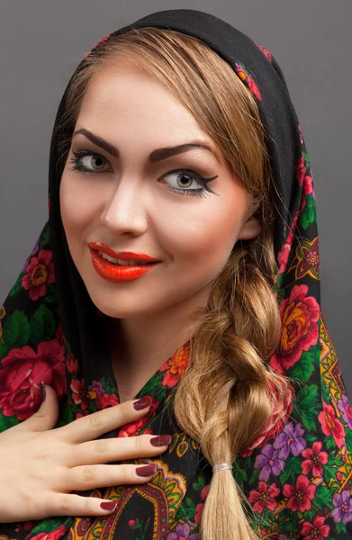 Jovem mulher em um lenço de cabeça no estilo russo . — Fotografia de Stock