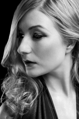 Sarışın bir kadın B&W Glamour portresi