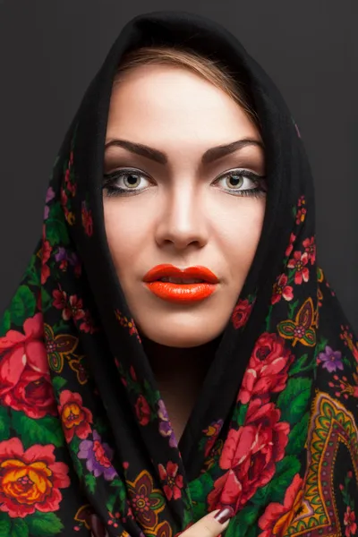 Νεαρή γυναίκα σε ένα μαντήλι στο ρωσικό στυλ. — Φωτογραφία Αρχείου