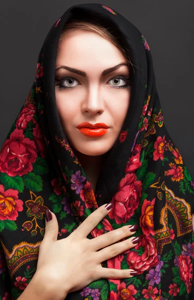 Young woman in a headscarf in the Russian style. — Stock Photo, Image