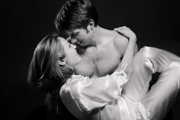 B & W portrait of a passionate couple — стоковое фото