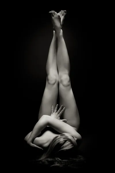 B&W foto attraktiva naken kvinna — Stockfoto