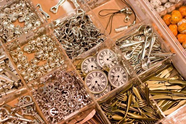 Oggetti decorativi per realizzare bracciali e collane — Foto Stock