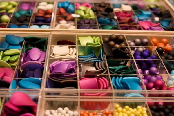 Decoratieve voorwerpen om te maken armbanden en kettingen — Stockfoto
