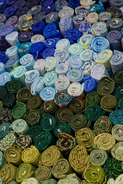 Selectie van groene en blauwe stukken van kleding — Stockfoto