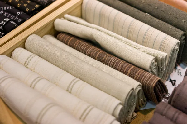 Selectie van grijze en witte stukken van kleding — Stockfoto