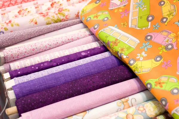 Selectie van paarse stukken van kleding — Stockfoto