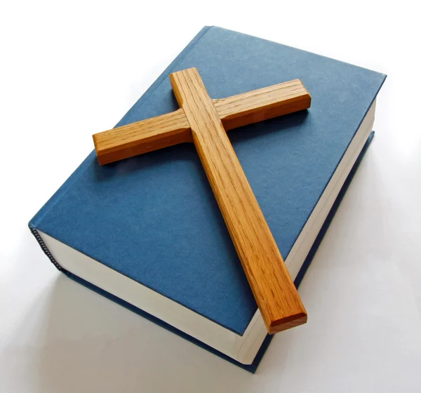 Houten kruis op Bijbel — Stockfoto